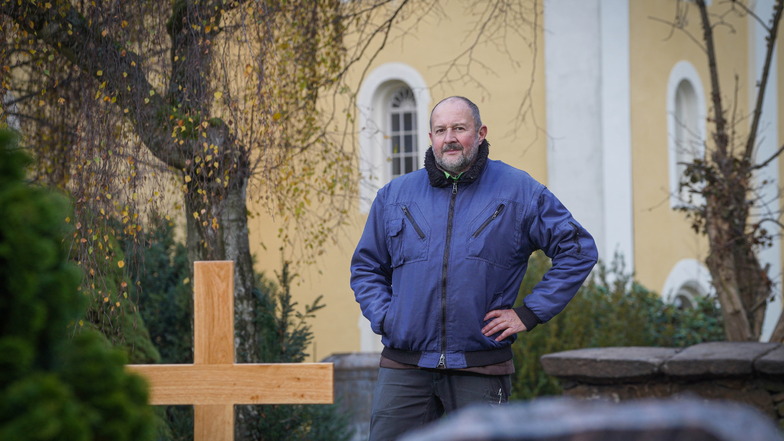 Silvio Hache arbeitet auf dem Friedhof in Steinigtwolmsdorf und hat dabei täglich mit dem Tod zu tun. Wie denkt er darüber?