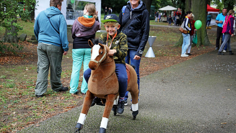 Der siebenjährige Tim reitet ein mechanisches Pferd. "Das ist gar nicht so einfach wie es aussieht."
