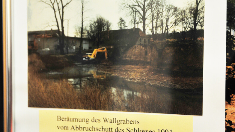 Am 10. Januar 1994 startete das Enttrümmern des Schlossgrabens.