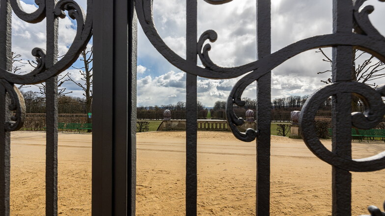 Noch sind die Tore am Barockgarten Großsedlitz verschlossen. Doch am Sonnabend öffnen sie sich für die neue Saison.