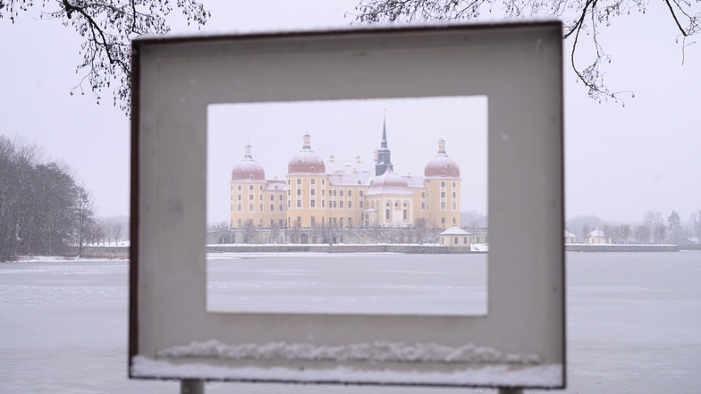Blick auf das mit Schnee bedeckt Schloss Moritzburg: Das Schloss diente als Drehort für den Weihnachtsklassiker "Drei Haselnüsse für Aschenbrödel".
