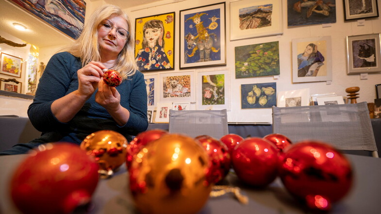 Letzte Farbtupfer vor dem Pirnaer Kunstmarkt am Wochenende: Brigitta M. Arnold bemalt Weihnachtskugeln.