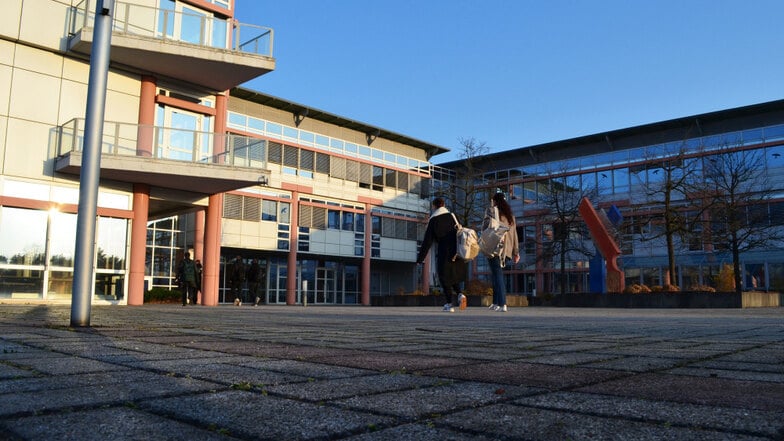 Das BSZ „Konrad Zuse“ im Hoyerswerdaer WK X ist eines von vier Beruflichen Schulzentren im Landkreis Bautzen. Die Schule ist Mitte der 1990er-Jahre errichtet worden. Jetzt muss viel saniert werden.