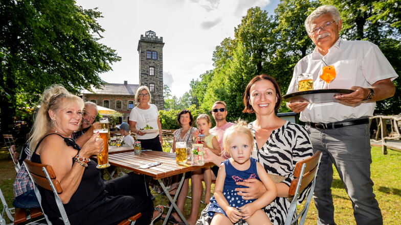Familie Schenk feiert den Geburtstag des achtjährigen Elia (im Hintergrund) im Biergarten auf dem Butterberg. Betreiber Karl-Heinz (rechts) und Heidi John (hinten) servieren Bier, leckere Sommerdrinks und Pfifferlingssalat.