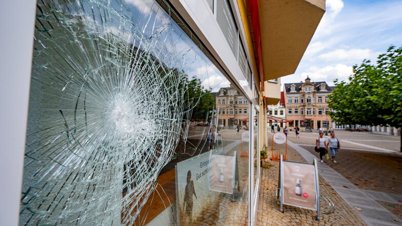 Die Rosen-Apotheke am Niedermarkt ist eines von drei Geschäften in Döbeln, das vermutlich durch Steinschläge beschädigt wurde.