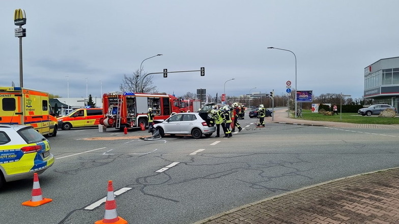 Bei einem Unfall in Riesa sind am Donnerstag zwei Personen verletzt worden.