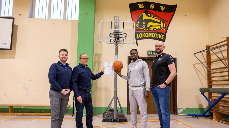 Pirnas Basketball-Macher: KSB-Geschäftsführer Paul Leiteritz , ESV-Lok-Chef Matthias Leonhardt, Trainer Andrew Jones und Initiator Robert Körner (v.l.).