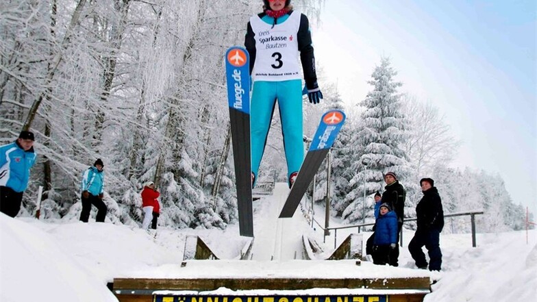 Die Nordisch Kombinierte Jenny Nowak bei einem Wettkampfsprung auf der Tännichtschanze.
