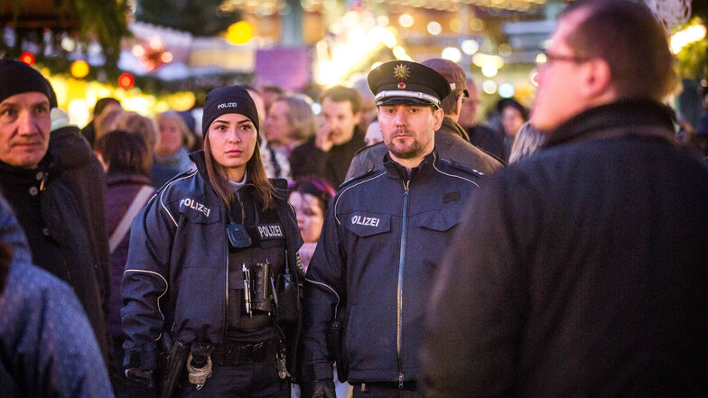 Polizeiobermeisterin Julia Keil und Polizeioberkommissar André Bolz sind eine der Streifen auf dem Striezelmarkt.