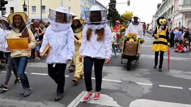 In voller Montur und inklusive Bienen erschien der Imkerverein zum Festumzug, auf dem nicht nur die Erwachsenen...