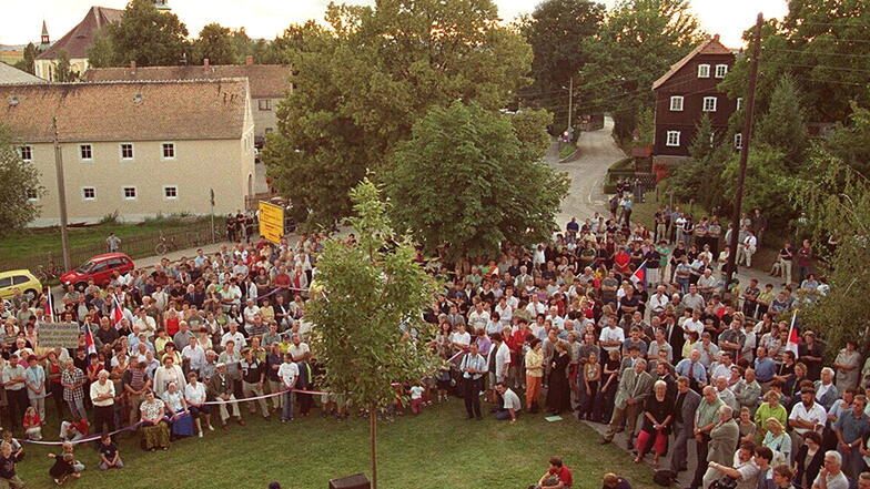 An den Protesten gegen die Schließung der Crostwitzer Mittelschule beteiligten sich sehr viele Menschen. Allein zur Auftaktveranstaltung am Vorabend des neuen Schuljahres im August 2001 kamen etwa 1.200 Menschen.