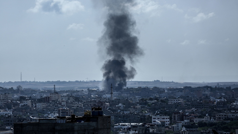 Feuer und Rauch steigen über einer Schwammfabrik im nördlichen Gazastreifen auf, nachdem sie von israelischen Artilleriegranaten getroffen wurde.