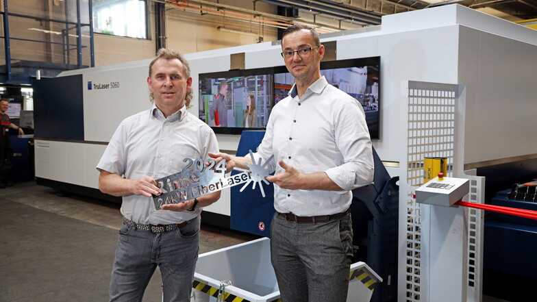 Die Rime-Betriebsleiter Torsten Gast (l.) und Sebastian Krybus vor dem Millionen-Laser. Das Metallstück ist wenige Minuten zuvor geschnitten worden.