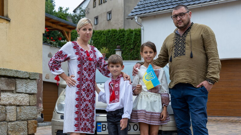 "Danke Deutschland!" Alina und Roman Tataridi lebten mit ihren Kindern Polina und Yevgenii neben den Atommeilern von Saporischschja. Ihre neue Heimat ist Ottendorf bei Pirna.