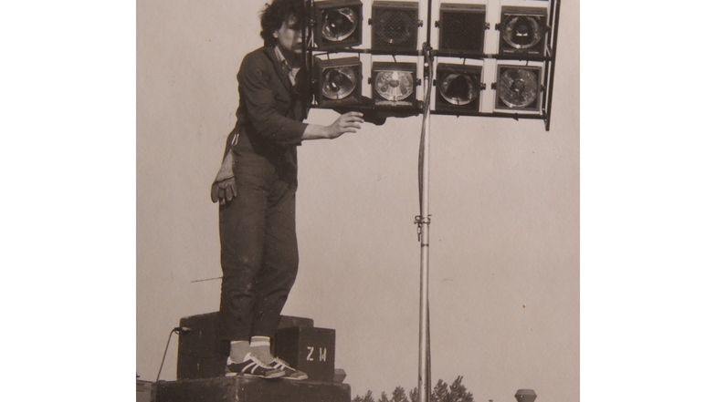 Luftiger Arbeitsplatz: Andreas Freiberg 1986 beim Aufbau der Lichtanlage für ein Zwei-Wege-Konzert.