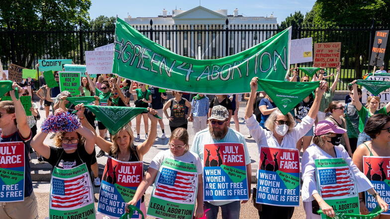 Washington: Menschen nehmen an einer Kundgebung für Abtreibungsrechte im Lafayette Park vor dem Weißen Haus teil. Der Oberste Gerichtshof hatte das liberale US-Abtreibungsrecht gekippt.