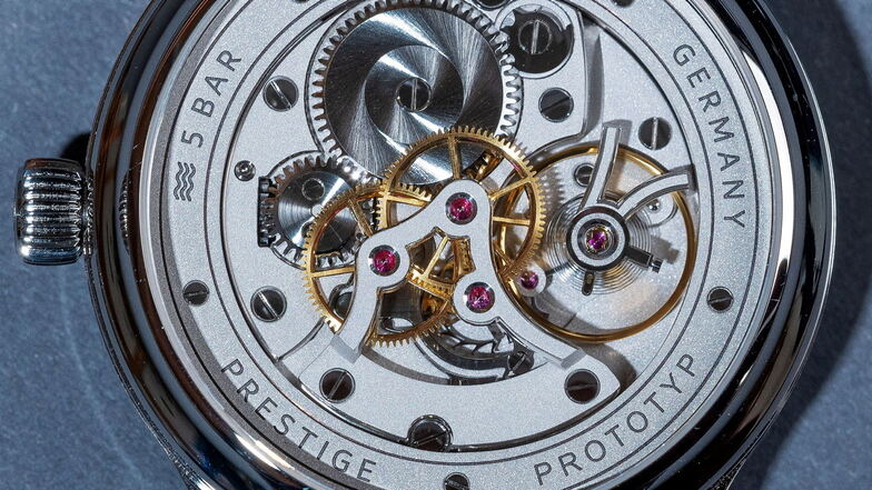 Glänzende Aussicht: Weil bei der Prestige JU26-01 der Rotor eines Automatikaufzugs fehlt, sieht man das komplette Uhrwerk mit gut 80 Teilen.