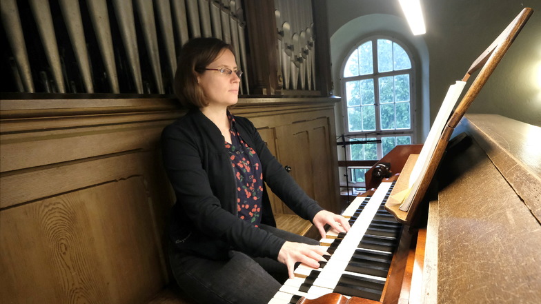 Kantorin Bettina Schütze liebt den weichen Klang der Walcker-Orgel in der Kirche in Constappel.