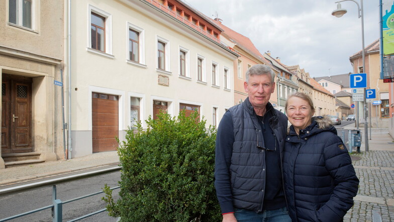 Dagmar Kockel und Uwe Herwehe sind stolz auf die umfangreiche Sanierung der Pulsnitzer Straße 10 (im Hintergrund). Das Haus befindet sich an einer der engsten Stellen der Straße, gleich gegenüber vom Stadttheater. Über Jahrhunderte war es eine Bäckerei.