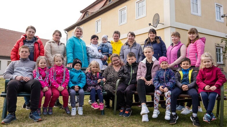 Flüchtlinge wurden auch im Nieskyer Ortsteil See herzlich aufgenommen. Für die notwendige Verständigung sorgte die ehemalige Russischlehrerin Heike Adomat (Mitte, hinten). Sie wirkte auch in vielen anderen Fällen als Dolmetscherin.