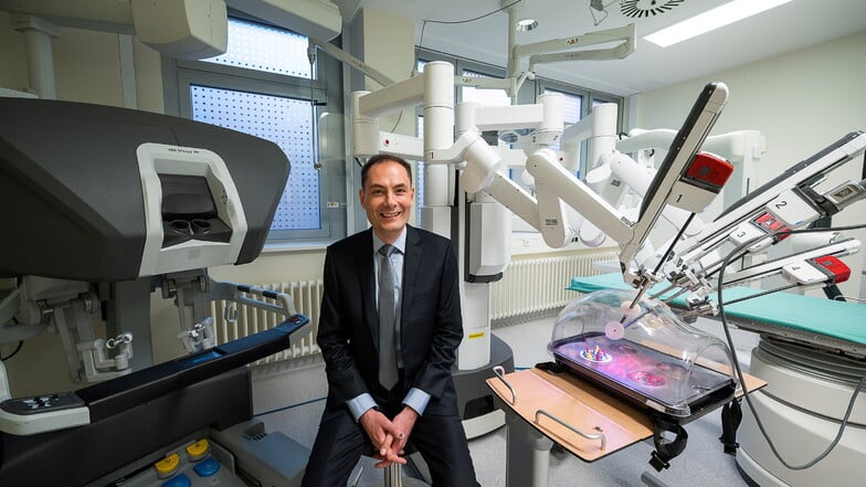 Vladimir Novotny, Chefarzt der Urologischen Klinik im Städtischen Klinikum Görlitz, hat schon zahlreiche Eingriffe mithilfe eines Operationsroboters vorgenommen. Er hat die Investition angeregt.