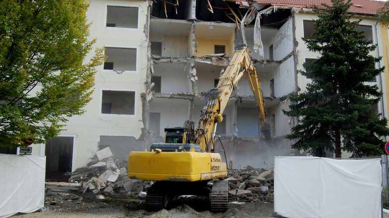 Der Abrissbagger der Dubringer Firma Metzner rückte am Dienstagmorgen in der Dameraustraße an. Binnen weniger Tage wird er das Haus komplett beseitigt haben.