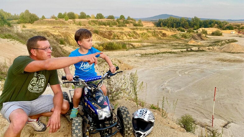 Tobias Hempel zeigt seinem Sohn Tim die Offroadstrecke in der Sandgrube. Der Fünfjährige fiebert dem Event am Sonnabend schon entgegen.
