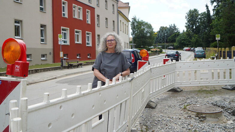Wo Ursula Fleischer, Geschäftsführerin des Pflegeheims Bautzen-Seidau, am Dienstag steht, stand am Wochenende das Wasser. Sie fordert, dass dass die Stadt sich nun schnell um den Hochwasserschutz für den Stadtteil kümmert.