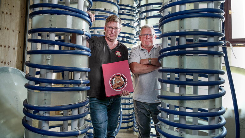 Der "Hamster" wird übergeben: Björn Kunath (links), langjähriger Angestellter, übernimmt zum Jahreswechsel die Radeberger Firma Energie-Depot von Ralf Förster.