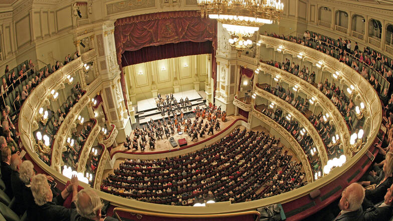 Die Staatskapelle Dresden, hier bei einem Auftritt in der Semperoper, zählt zu den traditionsreichsten Orchestern der Welt. Die Gründung geht auf das Jahr 1548 zurück.