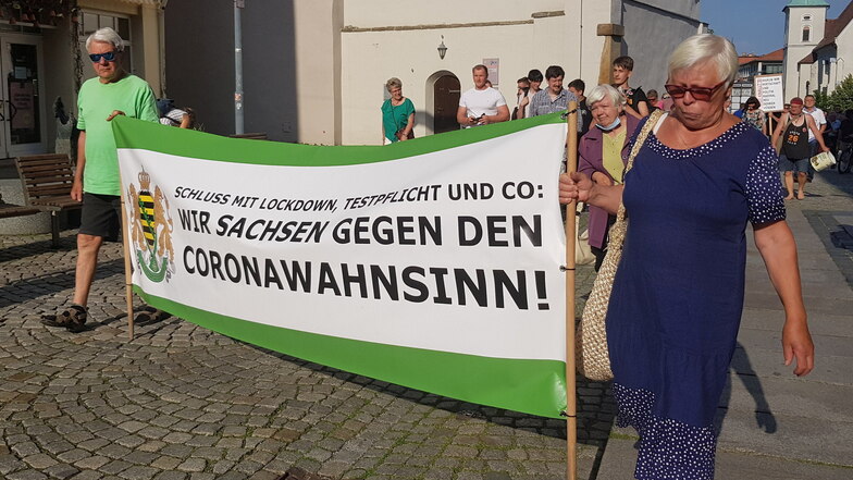 Auch an diesem Montag trugen Teilnehmer am Corona-Protest in Bautzen ein Banner der Freien Sachsen. Mit Sächsische.de reden wollten sie darüber nicht.