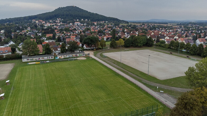 Der Sportplatz Biesnitz an der Görlitzer Friesenstraße – der sogenannte DTer – besteht aus einem Rasenplatz für Punktspiele und Training (links) und einem Hartplatz für das Training. Letzterer ist dringend sanierungsbedürftig.