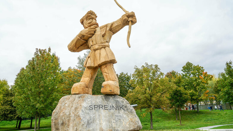 Der Spielplatz ist nach dem Riesen Sprejnik benannt. Die Figur wurde aus fünf Eichenstämmen geschnitzt.