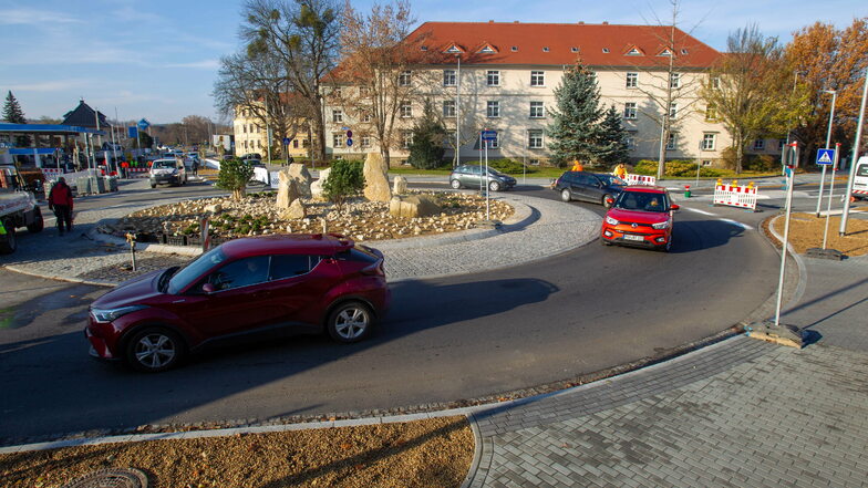 Neuer Kreisverkehr in Pirna: einen unübersichtlichen, gefährlichen Knotenpunkt entschärft.