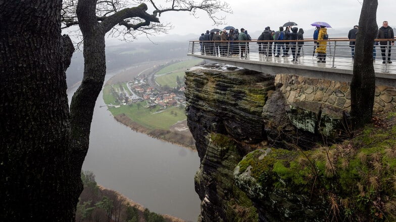 Bastei in der Sächsischen Schweiz: Die neue Aussichtsplattform schwebt vorn frei über dem Fels.