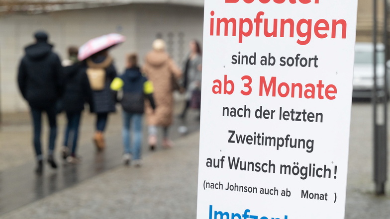 Eine Werbetafel informiert in Hannover über Abstände bei Boosterimpfungen.