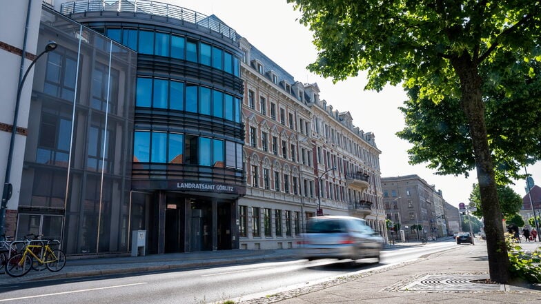 Die Kreisverwaltung des Kreises (hier das Gebäude an der Görlitzer Bahnhofstraße) beschäftigt  etwa 1.800 Mitarbeiter, ca. 20 Stellen sind derzeit unbesetzt.