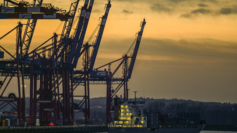 Ein Containerschiff verlässt die Terminals in Waltershof im Hamburger Hafen. Die deutsche Wirtschaft  wuchs im vierten Quartal minimal um 0,1 Prozent im Vergleich zum Vorquartal.