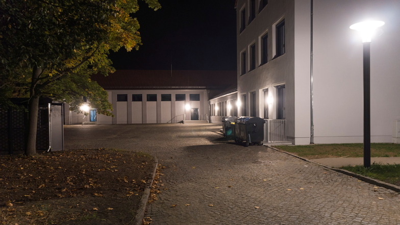 Ziemlich hell: An der Fassade der neu sanierten Oberschule am Merzdorfer Park gibt es etliche Lampen, die derzeit bis spät abends angeschaltet sind. Nicht nur Anwohner einer benachbarten Straße stören sich daran.
