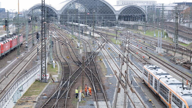 Fahrgäste müssen sich ab Freitag auf Ersatzverkehr einstellen: Der Hauptbahnhof Dresden wird für drei Tage gesperrt.