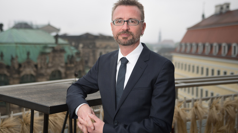 Jürgen Amann, Geschäftsführer der Dresden Marketing GmbH (DMG), gratuliert den Preisträgern.