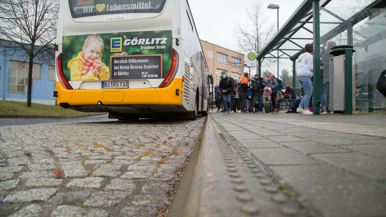 Maske auf im vollen Bus? Die Schüler, die an der Oberschule Kodersdorf in den Schulbus einsteigen, halten sich an die Regeln.