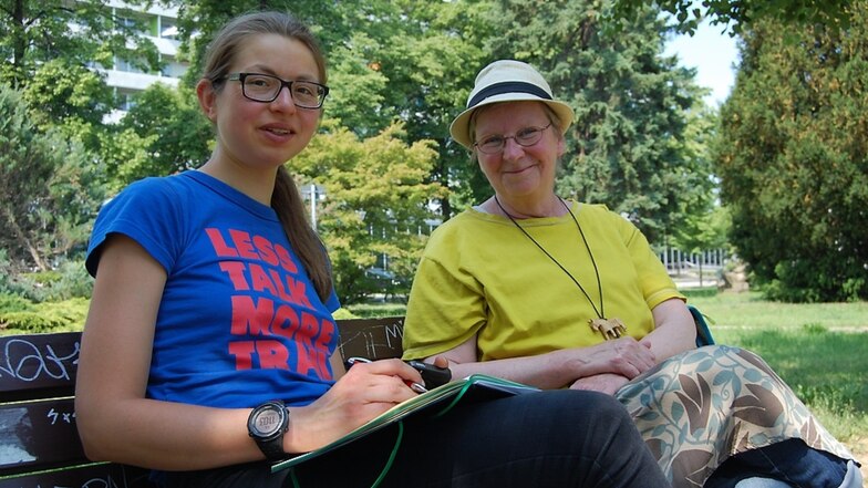 Journalismus-Studentin Luise Anter (links), die aus Radeberg stammt, hat im Juni in Hoyerswerda eine ganze Reihe von Gesprächen für ihren Text für‘s „Klartext“-Magazin geführt. Unter anderem traf die 22-Jährige auch Künstlerin Kersten Flohe.