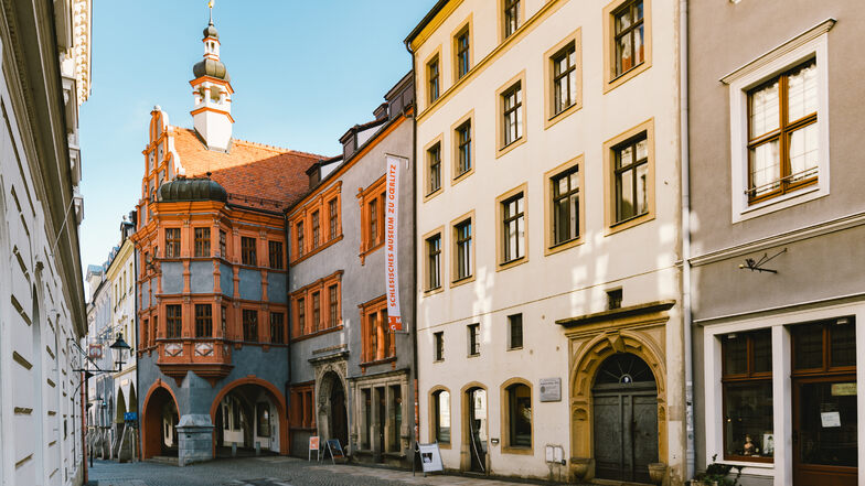 Eintauchen in die Stadtgeschichte Görlitz heißt durch die katholische, protestantische, böhmische, preußische, sächsische und schlesische Vergangenheit zu reisen. Einen Eindruck davon erhält man zum Beispiel bei einer der geführten Rundgänge durch die Stadt.