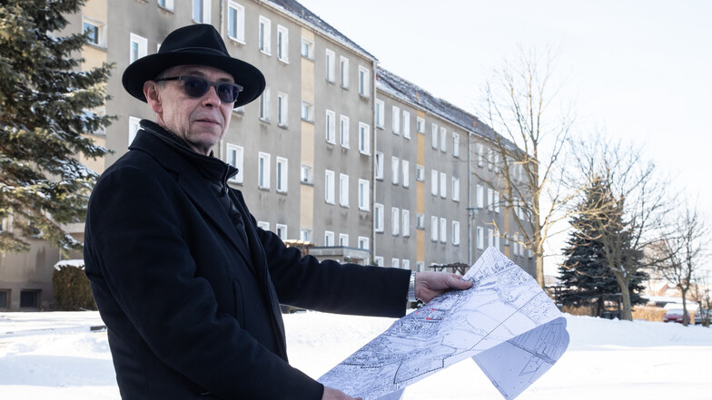 Andreas Wendler, Geschäftsführer der Wohnungswirtschaft und Bau GmbH Bischofswerda, hat Baupläne. Das Haus an der Bergstraße hinter ihm soll abgerissen werden. Zugleich soll ein neues Wohngebiet entstehen.