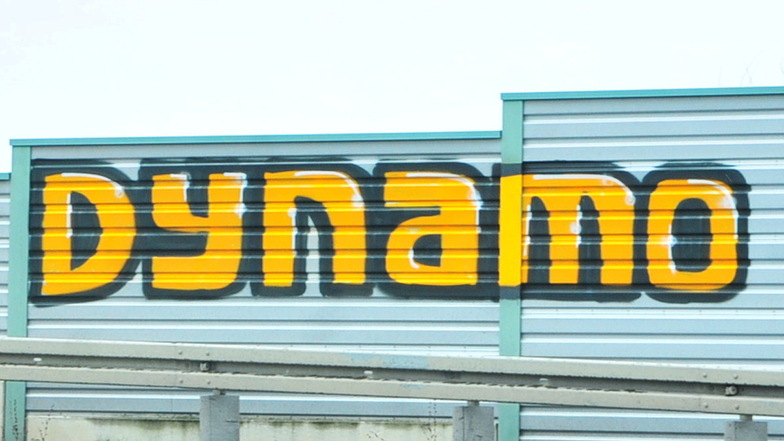 Symbolfoto: An einer Lärmschutzwand entlang der S84 bei Coswig sind mehrere große Dynamo-Schriftzüge aufgetaucht.