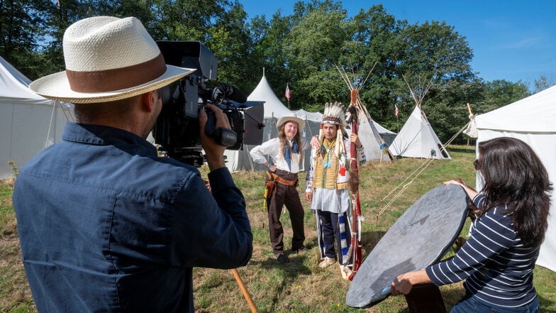 Dreharbeiten zum Dokumentarfilm über Patty Frank in Radebeul: Roland Wichmann als Patty Frank (links) und Shailotth Gonzalez als Sioux-Häuptling. Hinter der Kamera die Avecfilm Medienproduktion aus Freiberg.