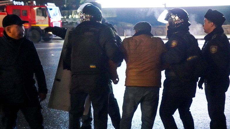 Die Polizei nimmt einen Demonstranten in der Innenstadt von Almaty fest.