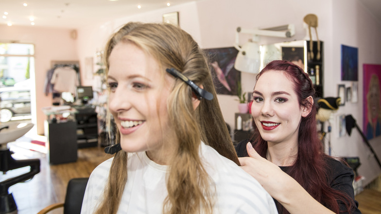 Der Beruf der Friseuse ist bei jungen Frauen nach wie vor beliebt, wie die Zahl der Auszubildenden zeigt. Aber es gibt zunehmend Probleme.