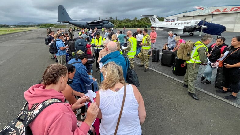 Frankreich hat wegen der anhaltenden schweren Unruhen in dem Überseegebiet Neukaledonien mit der Evakuierung französischer Touristen begonnen.